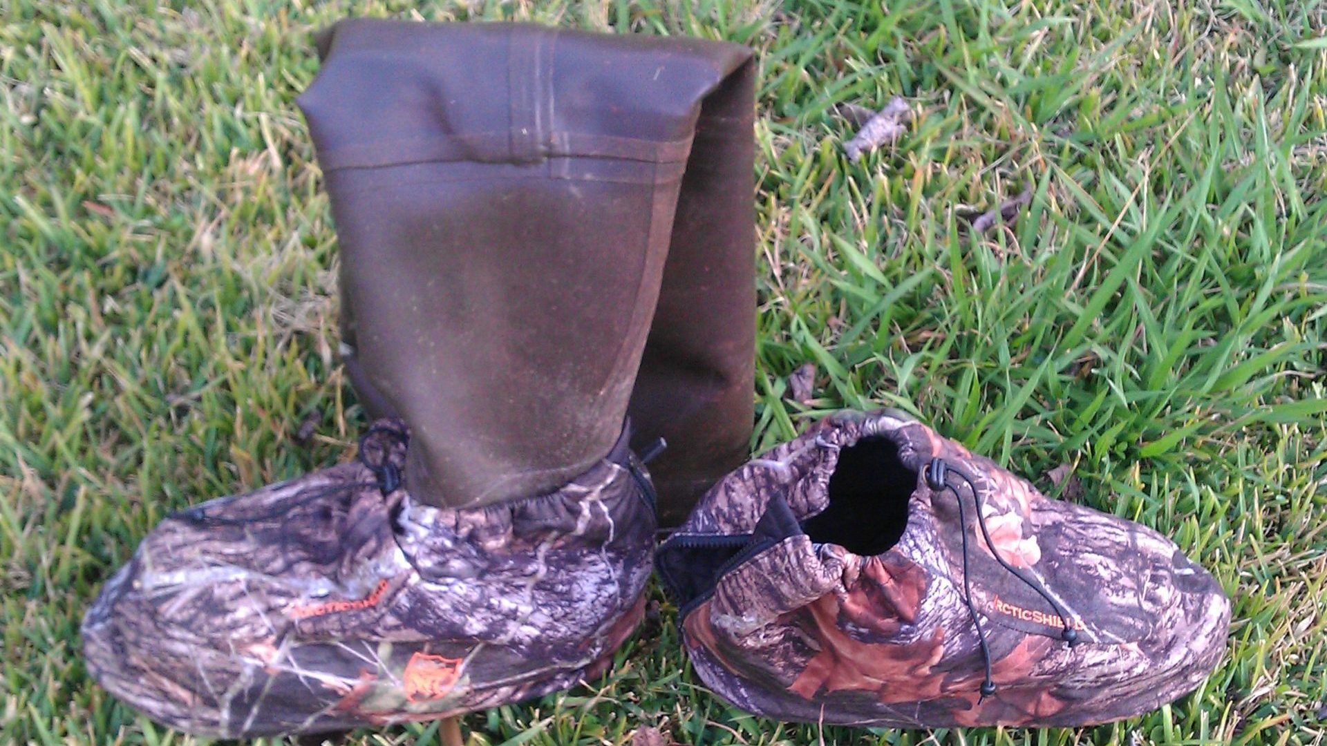 Is one type of boot material better for controlling scent